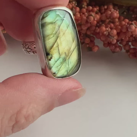flashy labradorite on a floral ring band
